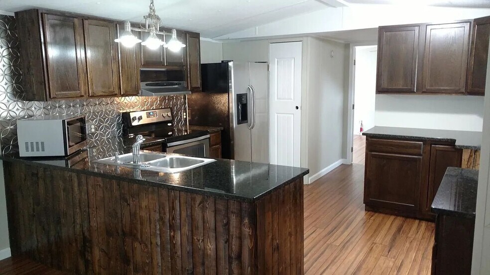 Building Photo - 427 White Oak Way