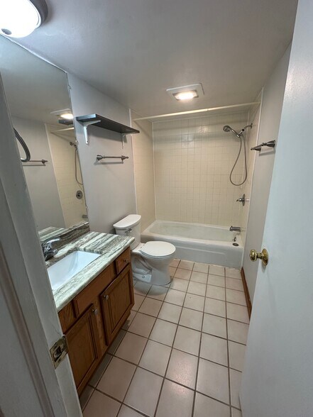 Building Photo - 1008 Manor Ln