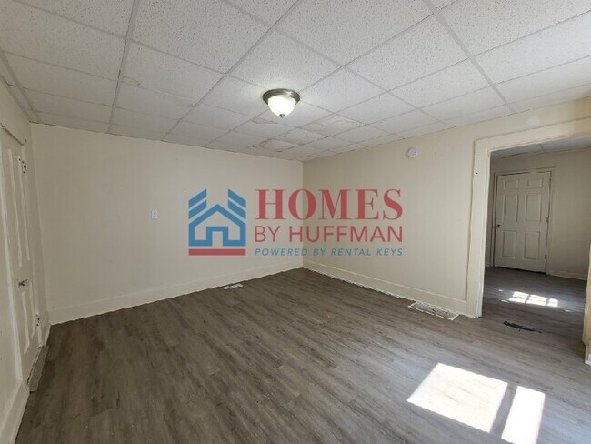 Building Photo - Three Bedroom | Two Bath House