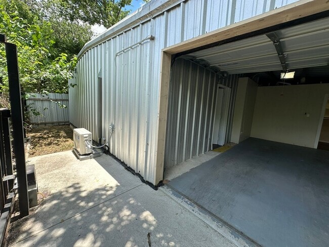 Building Photo - 2-BEDROOM *ALL UTILITIES INCLUDED*