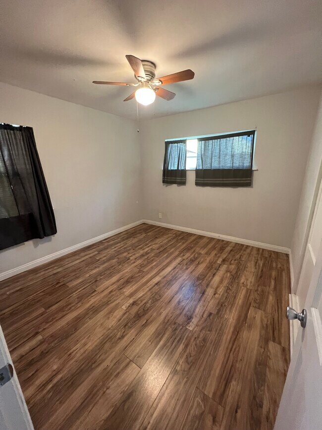 Building Photo - 6128 De Longpre Ave
