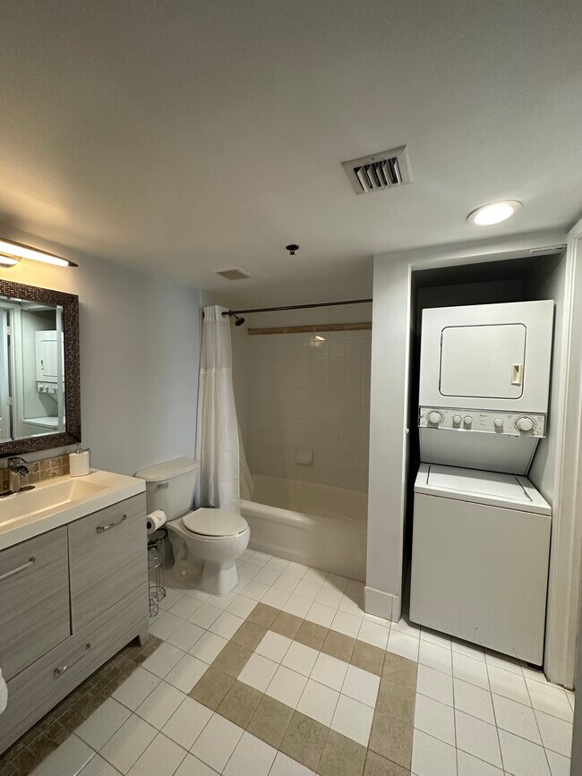Building Photo - 1200 Brickell Bay Dr