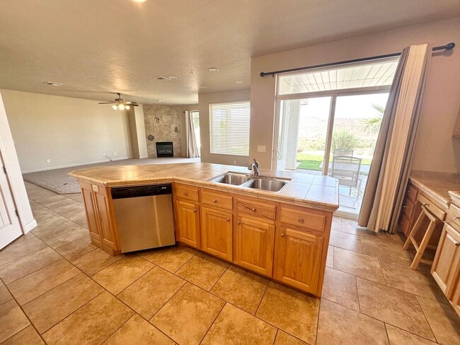 Building Photo - Beautiful Las Palmas Condo
