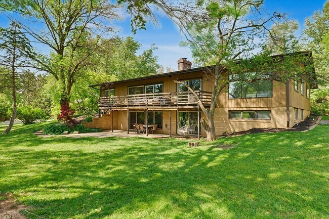 Building Photo - 1010 Parkview Dr