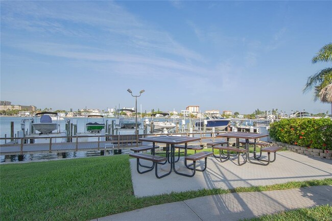 Building Photo - 660 Island Way