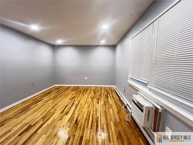 Building Photo - 406 Cranbury Rd