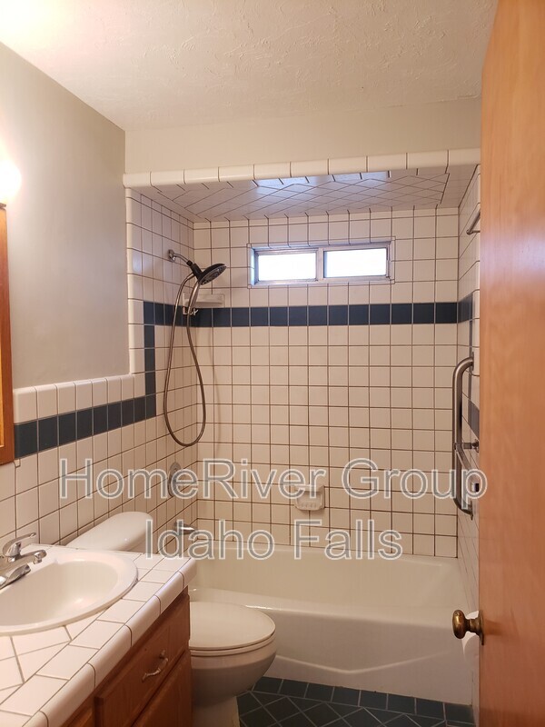 Building Photo - 670 L St