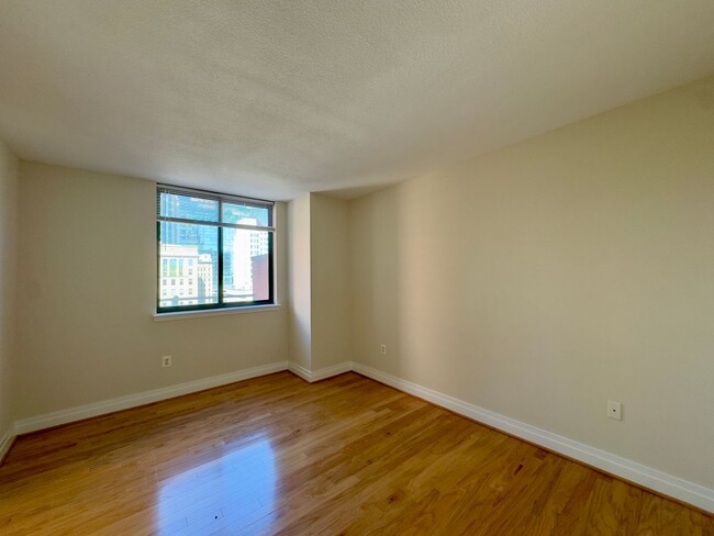Building Photo - Spacious 2Beds/2baths Condo in the Heart o...