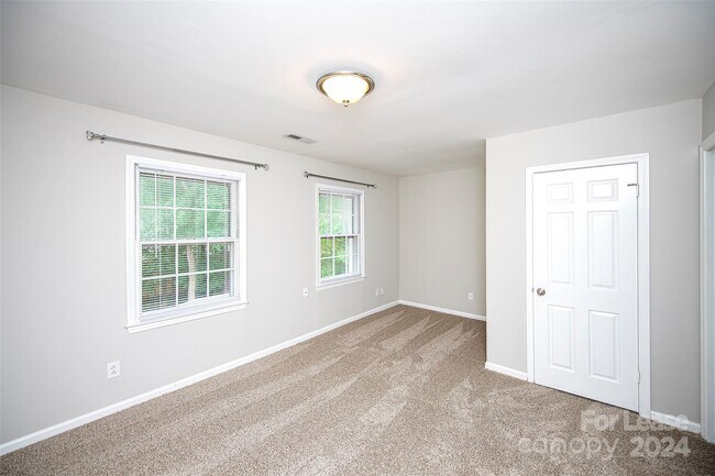 Building Photo - 8225 Pineville-Matthews Rd