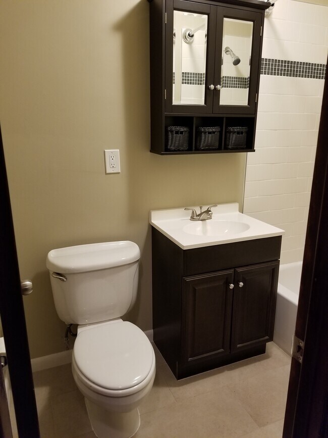 Building Photo - 305 Woodview Ave