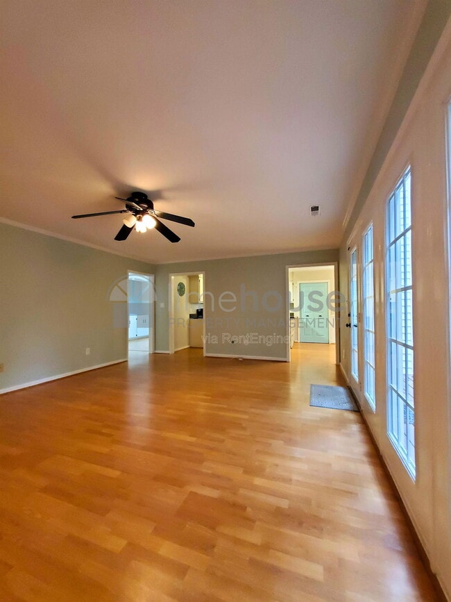 Building Photo - 909 Brandon Quay