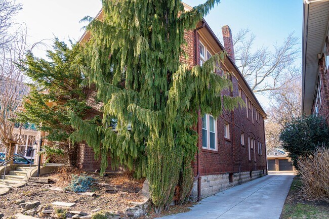 Building Photo - 954 W 6th St
