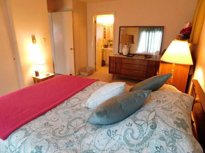 Bedroom - 1553 W Grandview Blvd