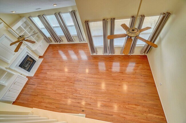 Building Photo - MUST SEE!! 3-Bedroom Home in Bay Breeze Point! Vaulted Ceilings - 1st Floor Primary Bedroom - Att...