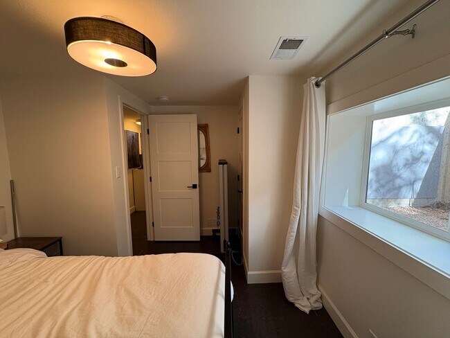 Building Photo - Stunning 4 bed 3.5 Bath Home in Wonderland Hills Walking Distance to Wonderland Lake. Rent Furnis...