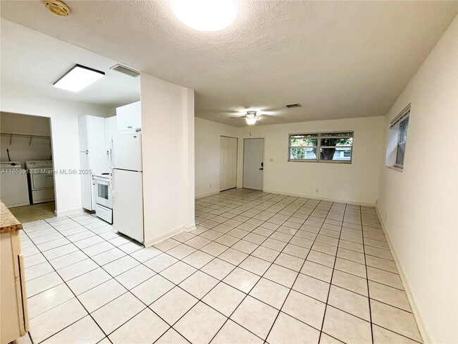 Building Photo - 560 SW 50th Terrace