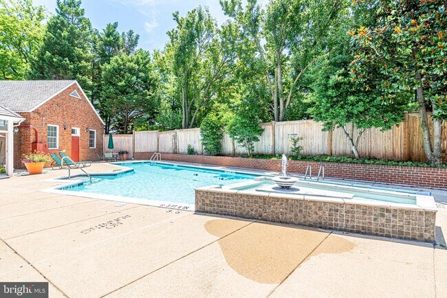 Building Photo - 1716 W Abingdon Dr