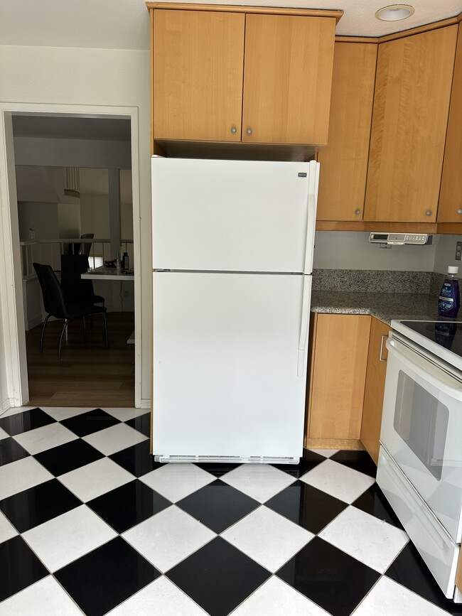 Building Photo - 3312 Caminito Eastbluff