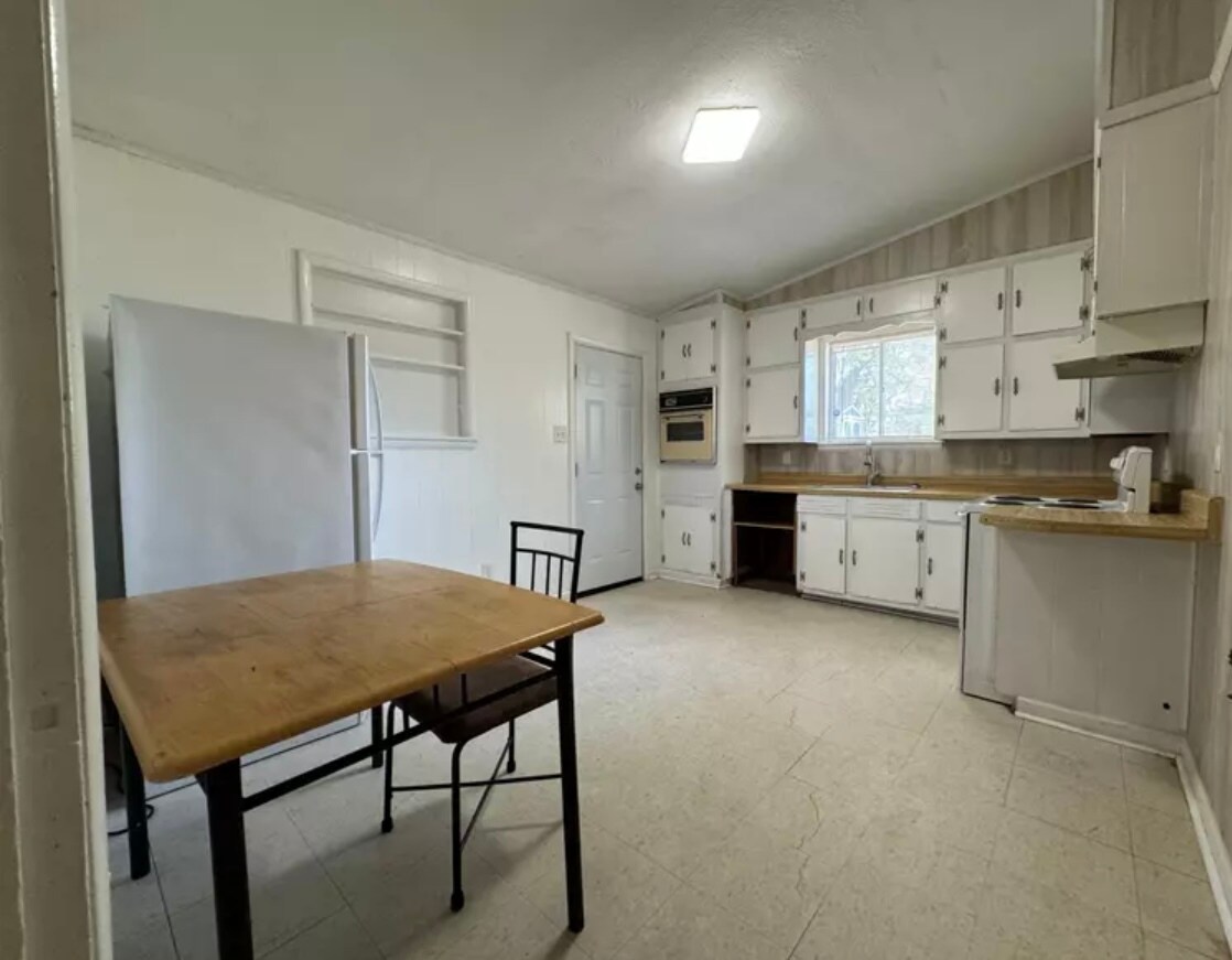 Building Photo - 420 Lakeview Dr
