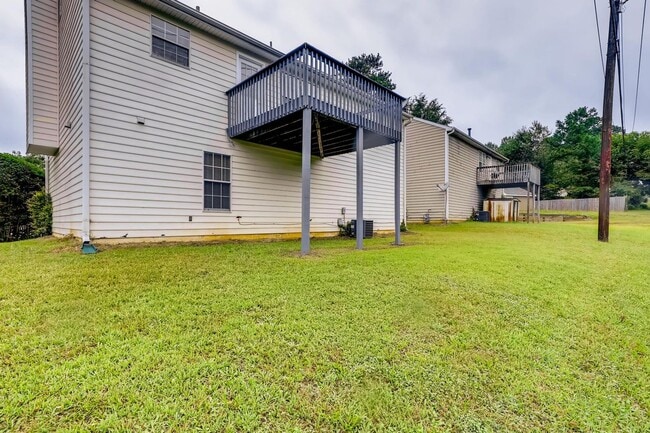 Building Photo - Gorgeous Split-Level 2 Story Home New Paint