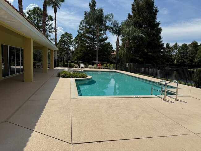 Building Photo - Come and Experience This Townhouse