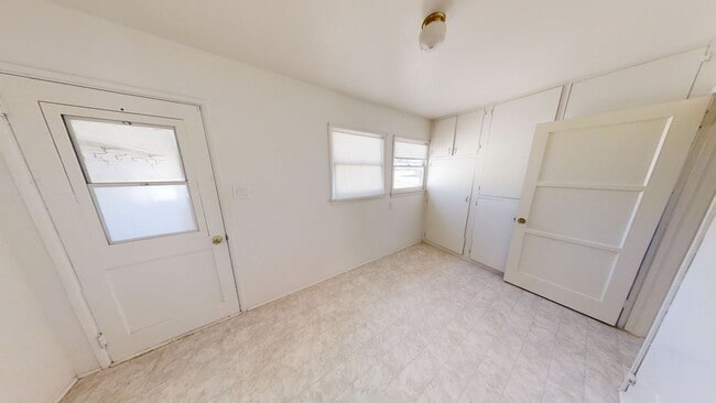 Building Photo - Looking for space, look no further!