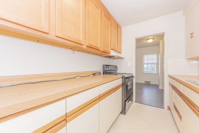 Building Photo - 909 E Ann St