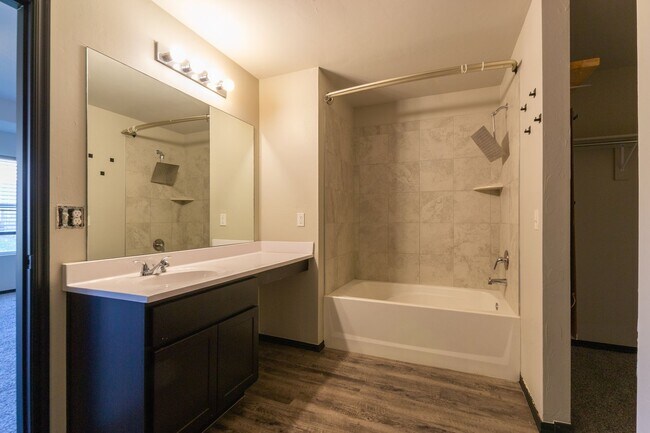 Building Photo - Beautiful 4 Bed 2 Bath in the Heart of Noble!