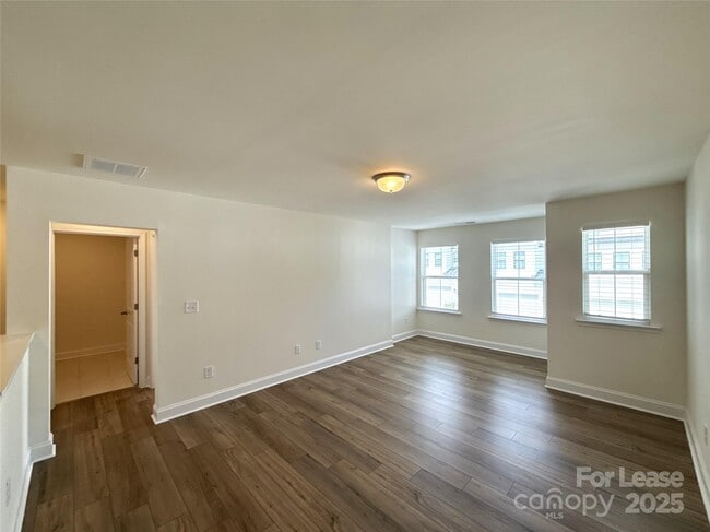 Building Photo - 6032 Mariemont Cir