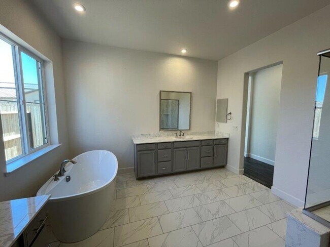 Building Photo - Fabulous Single Level 4 Bedroom in 95757