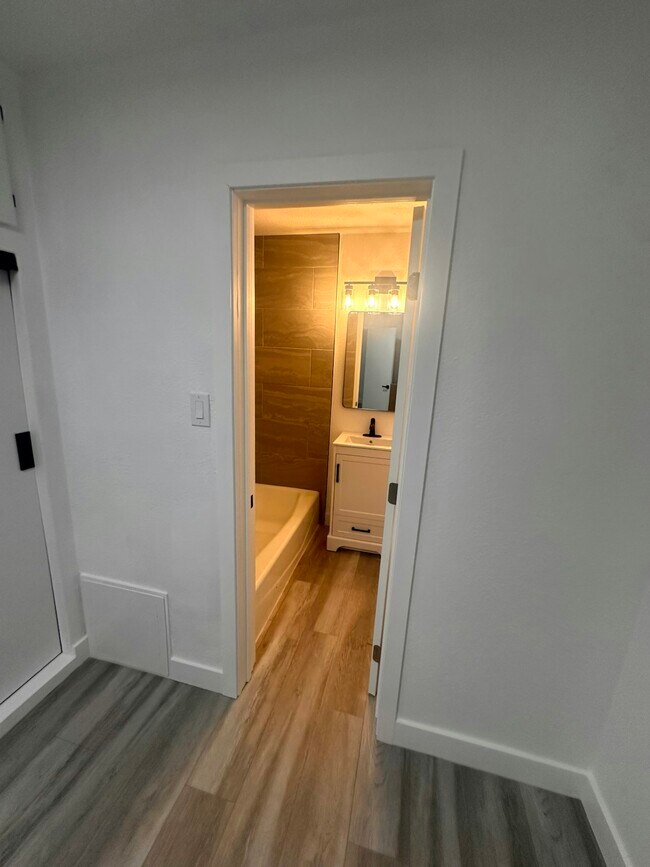 Building Photo - 934 1/2 Simmons Avenue, Unit 934 1/2