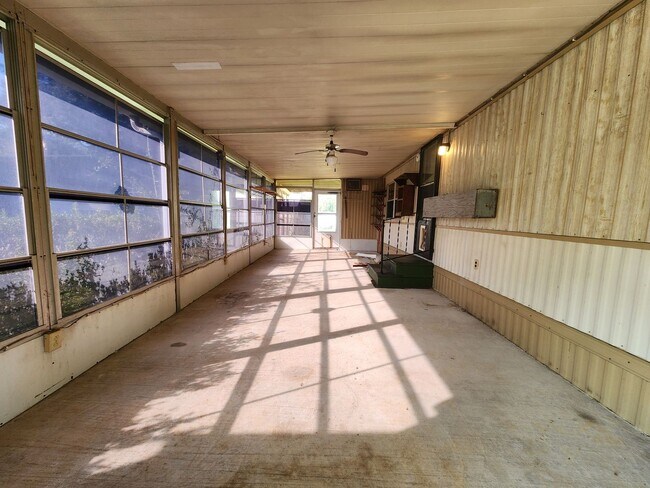 Building Photo - Discounted rent!.. 2 Bed 1 Bath Loaded with XTRA features!