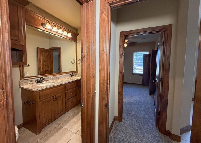 Building Photo - 3 Bed, 2.5 Bath Home in Oxford Park – Open Layout & Tall Ceilings