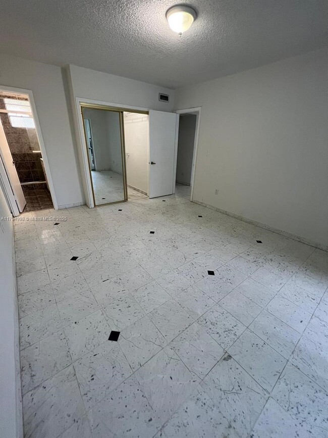 Building Photo - 20200 NE 29th Ct