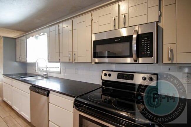 Building Photo - Fully updated 5 bedroom, 2 bathroom house