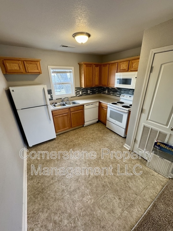 Building Photo - 8290 Center Dr