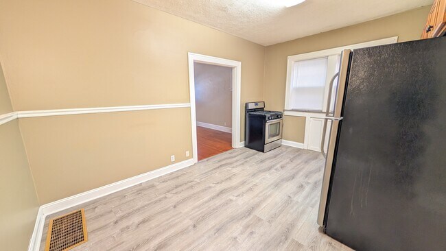 Building Photo - 5042 Mardel Ave