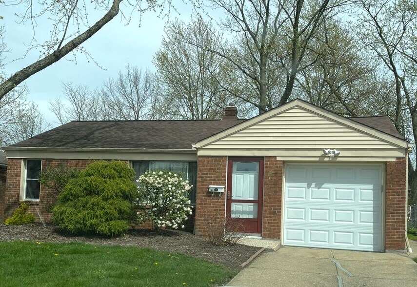 Primary Photo - 1663 Longwood Rd