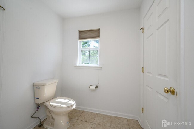 Building Photo - 303 Pinelli Dr