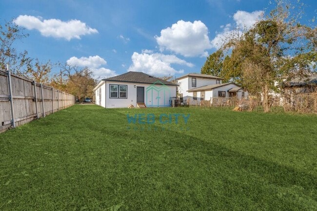 Building Photo - 4900 Leland Ave