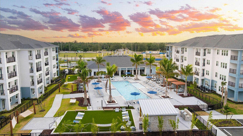 Pool Courtyard - Marlowe Jacaranda
