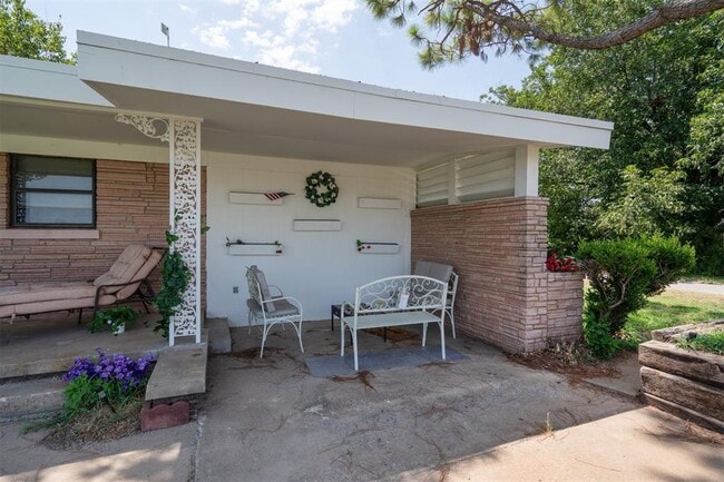 Building Photo - 2200 US-81