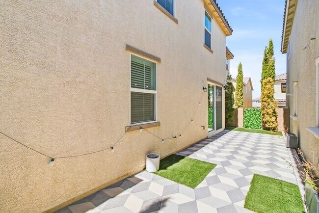 Building Photo - Beautiful 4-Bedroom Inspirada Home with Loft, Upgraded Kitchen & Private Backyard