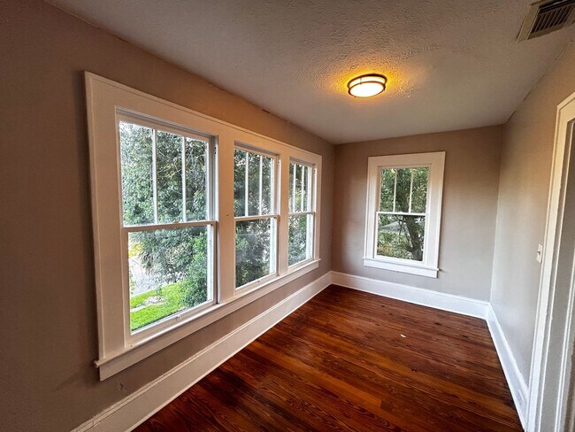 Building Photo - 2561 Rosselle St