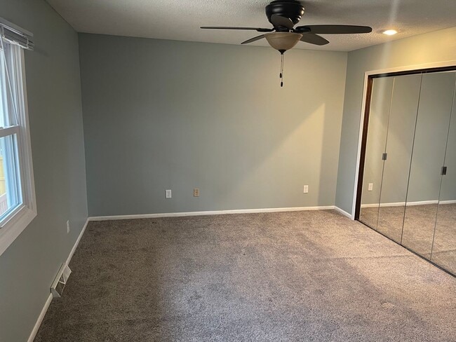 Building Photo - Executive home for rent! Excellent locatio...