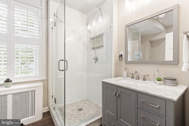 Building Photo - 858 S Front St