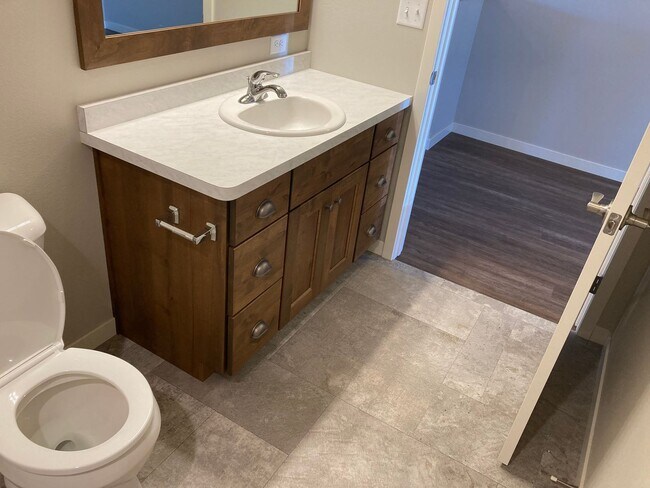 Building Photo - 4 Bed 3 Bath Twin Home
