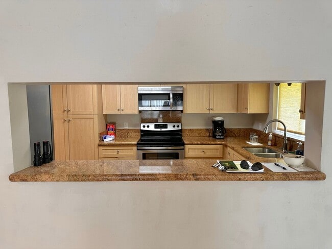 Building Photo - 3 Bedroom / 2 Bathroom Townhome in Kehalan...