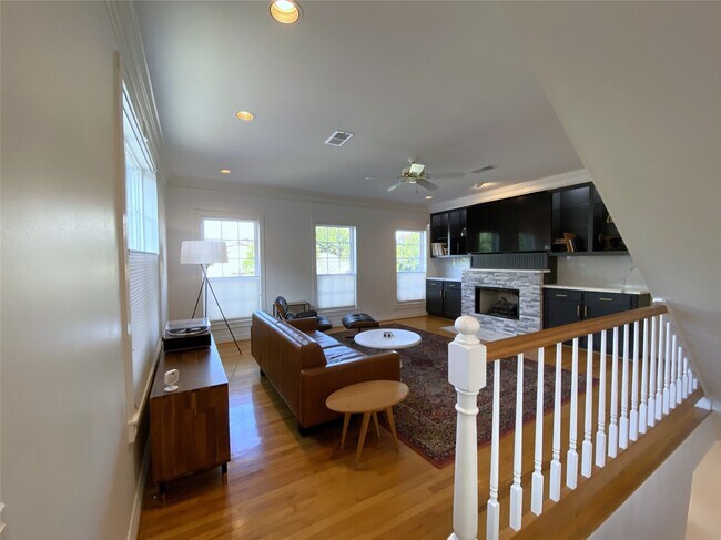 Building Photo - 2506 Van Buren St