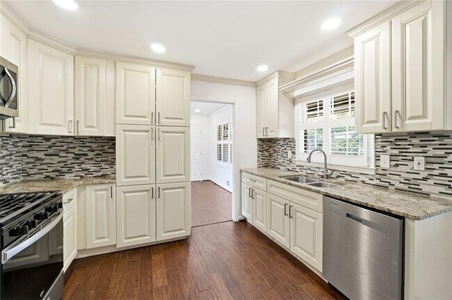 Building Photo - 4832 Valley View Ct